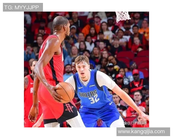 火箭队在太阳夏季联赛中展现新星风采,年轻球员争相亮相引发关注 火箭队在太阳夏季联赛中展现新星风采,年轻球员争相亮相引发关注