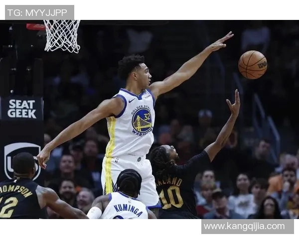 重庆篮球队逆袭之路:从低谷到巅峰的传奇征程与奋斗精神 重庆篮球队逆袭之路:从低谷到巅峰的传奇征程与奋斗精神